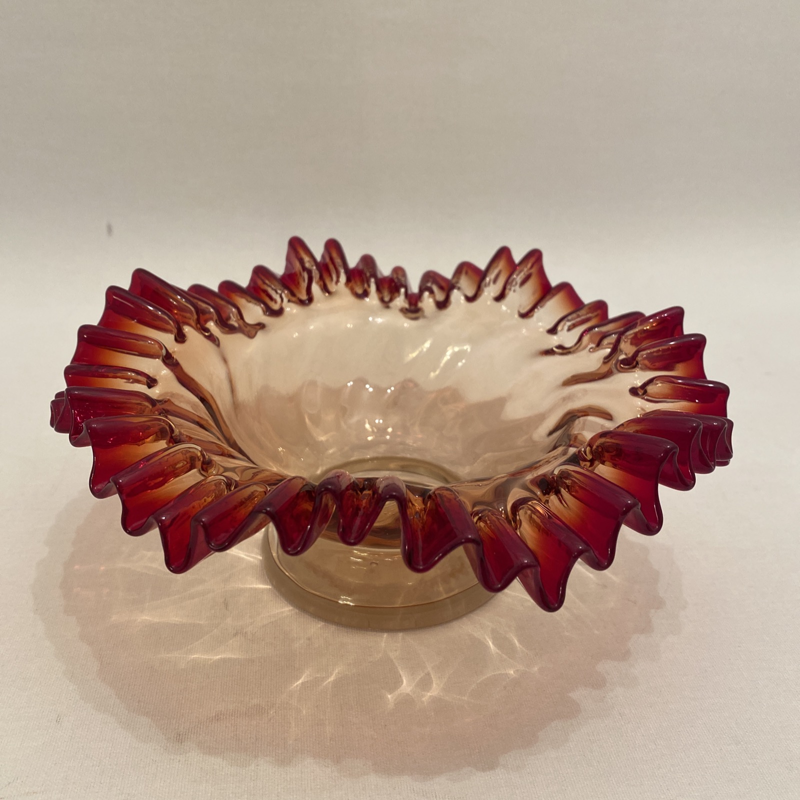 Jugendstil Zierschale<br />
roter Glasverlauf Wellenrand